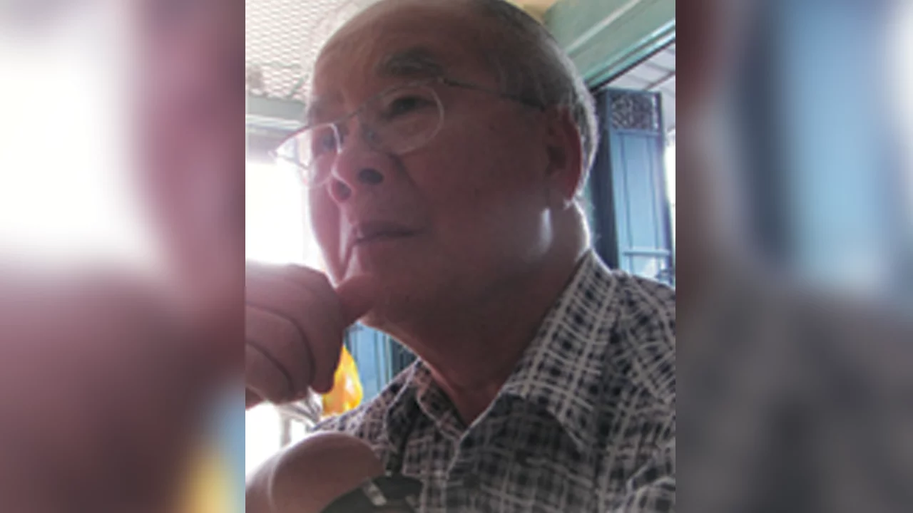 Herr Goh Deo Chek, ein 75-jähriger Dickdarmkrebs-Überlebender, lächelt herzlich und verkörpert Widerstandsfähigkeit und Hoffnung nach seinem Kampf gegen den Krebs.